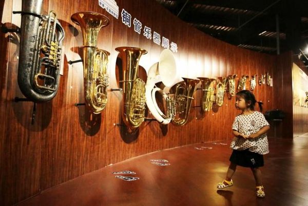 周窝音乐小镇，前身是河北省衡水市武强县周窝村。大家利用住宅“一门一景、一户一品”规划设计，装修改造植入音乐、年画、休闲养生等元素，打造国际级音乐小镇。图为周窝音乐小镇的世界乐器博物馆 。新华网发（刘广生 摄于2021年6月8日）